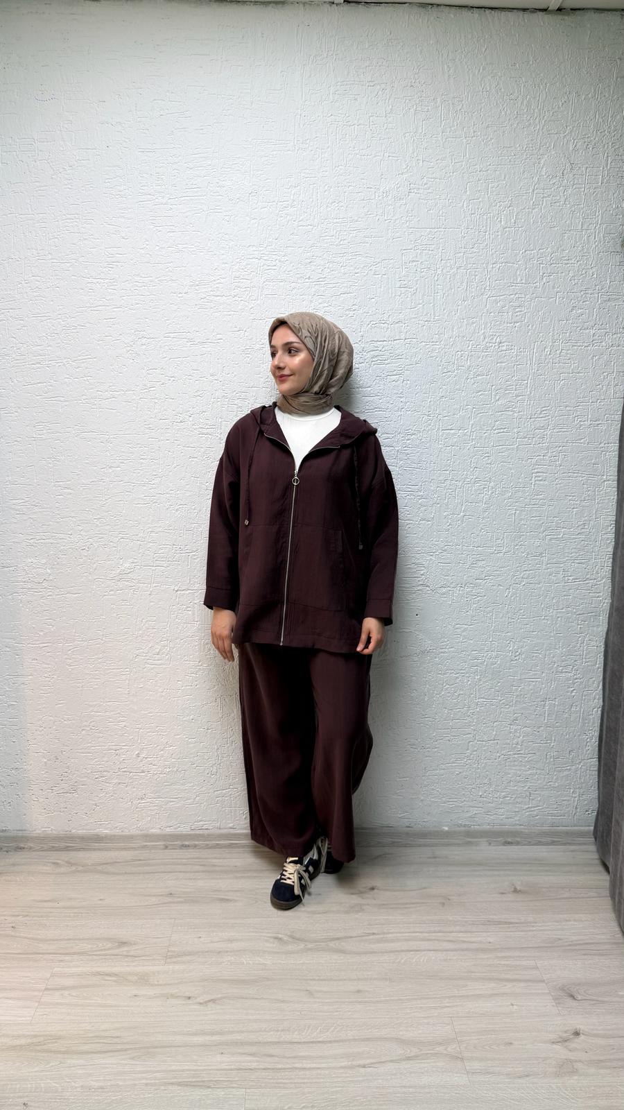Nur Pantolonlu Takım